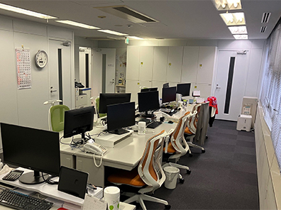 オフィス内の様子。個人デスクにはデスクトップPCと電話機があり、対面式の1島でコンパクトなオフィス。
