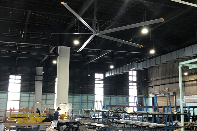 工場施設内の天井に設置された大型HVLSファンの写真